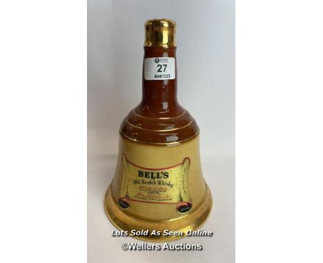 Bell's Specially Selected Blended Scotch Whisky, Bottle made by Wade, 26.5 OZ, 40% vol / Please see images for fill level and