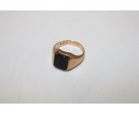 A 9ct gold signet ring set black panel (7.6g) (chipped)