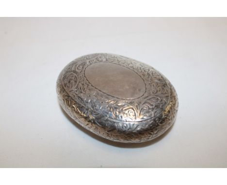 An Edward VII silver oval snuff box with sprung hinged lid and engraved decoration, Birmingham marks 1906