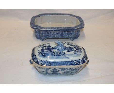 An 18th century Chinese rectangular sauce tureen and cover with blue and white floral and landscape decoration, 7" long and o