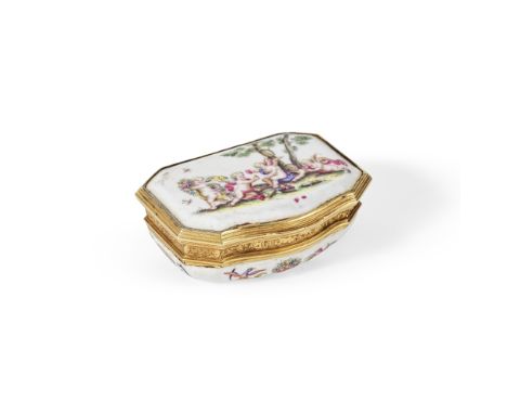 Tabatière en porcelaine avec monture en or, possiblement allemand, deuxième moitié du XVIIIe siècle A gold mounted snuff box,