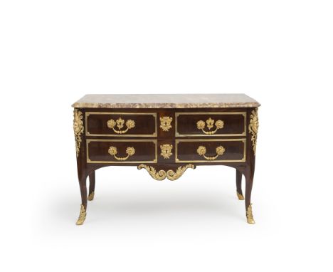 Commode légèrement bombée en façade en placage d'amarante d'époque Régence attribuée à Mathieu ChevallierA Régence ormolu-mou