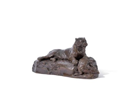 Modèle en bronze représentant Panthère couchée tenant un cerf Muntjac Antoine-Louis Barye (1795 – 1875)Fonte posthume, vers 1