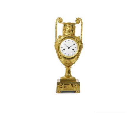 Pendule d'époque Empire à forme d'urne en bronze doré, FranceAn early 19th century French ormolu urn clockThe case with tall 