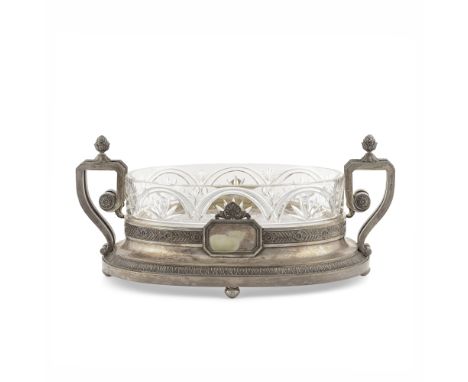Centre de table en argent, intérieur en cristal taillé, FabergéA Fabergé silver-mounted cut-glass two-handled presentation bo