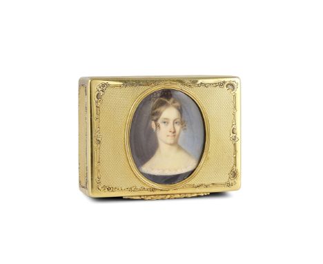 Boite en or, à miniature sur ivoire figurant une femme, vers 1820-1830A gold portrait box, circa 1820-1830Rectangular shaped,