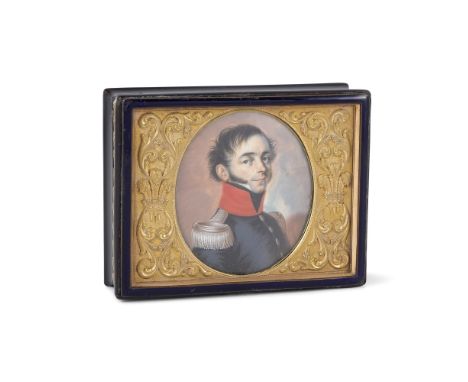 Boite en écaille et or, à miniature figurant un jeune officier, vers 1815A tortoiseshell and gold portrait box, circa 1815, P