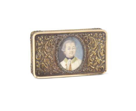 Boite en or, XIXe, à miniature sur ivoire figurant un gentilhomme, vers 1750An 19th century gold portrait box, miniature circ
