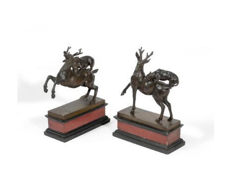 Paire de groupes en bronze représentant un chien attaquant un cerf Atelier Francesco Righetti (1749-1819), signée et datée F.