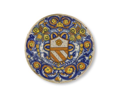 Très rare grand plat armorié en majolique de Deruta montrant le blason de la famille Orsini, début XVIe siècle A very rare la