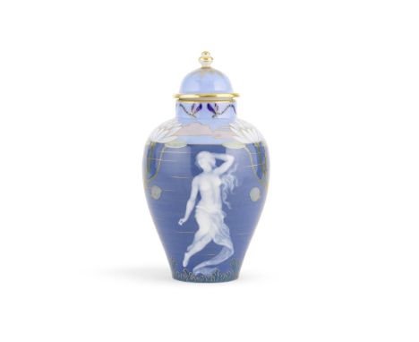 Vase couvert pâte-sur-pâte en porcelaine de Meissen, vers 1890-1900A Meissen covered pâte-sur-pâte vase, circa 1890-1900Decor