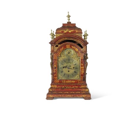 Grande pendule anglaise en bois laqué rouge et or à décor de chinoiserie, de Windmills &amp; Bennett, début XVIIIe siècleA go