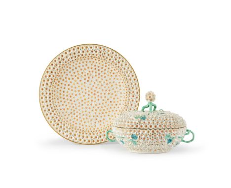 Rare écuelle couverte et présentoir en porcelaine de Meissen, à décor dit « Schneeballen », vers 1745A rare Meissen 'Schneeba
