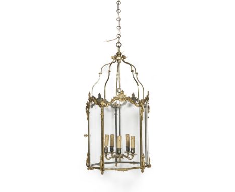 Lanterne de forme cylindrique à cinq pans de style Louis XV en bronze doréA Louis XV style gilt-bronze glass lanternWith five