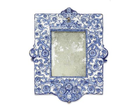 Très rare miroir en faïence de Delft, vers 1680A very rare Dutch Delftware mirror, circa 1680In moulded high-relief with a gr