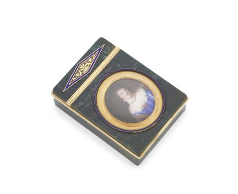 Tabatière en jaspe sanguin et or, à miniature émaillée figurant le portrait présumé de Louise Françoise de Lavallière, d'aprè