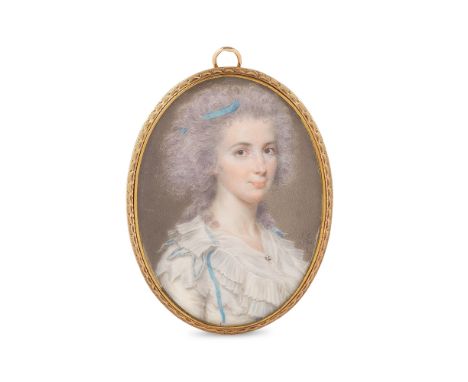 Miniature sur ivoire figurant une femme, signée John Smart (1741-1811), dans un médaillon en orA portrait miniature in a gold