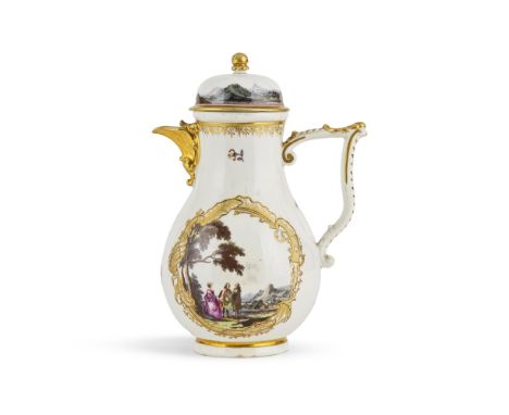 Cafetière couverte en porcelaine de Meissen, vers 1740A Meissen coffee pot and cover, circa 1740Decorated with large oval sce