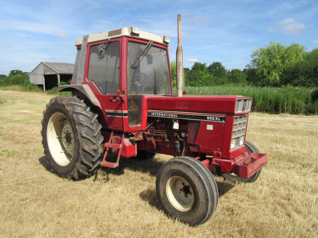 1975 INTERNATIONAL 574 2wd TRACTOR Fitted with IH front loader and ...