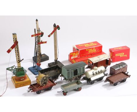Collection of Hornby tin plate, to include carriages and a clock work locomotive and track, (qty)