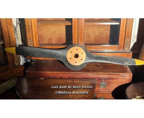 Vintage wooden propeller A vintage wooden propeller , aircraft unknown , wonderful wall piece for the Mancave !136 cm x 27cm 