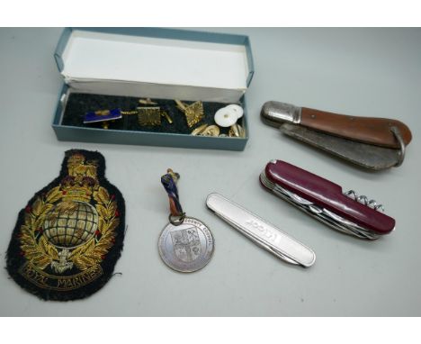 A mixed lot comprising two penknives, a pruning knife, a Royal Marines Militaria Patch, a King George V and Queen Mary medal,