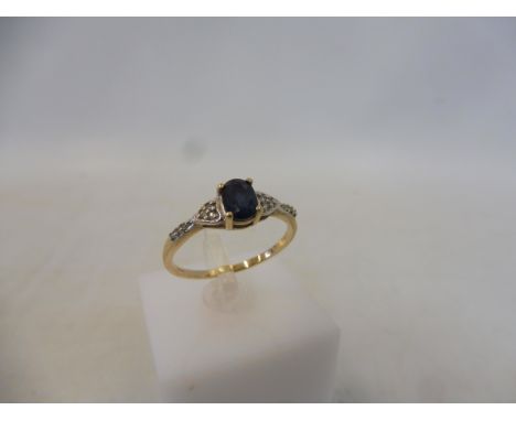 A blue and white sapphire 9K gold ring, size R to S with authenticity certificate, approx 2.1g.