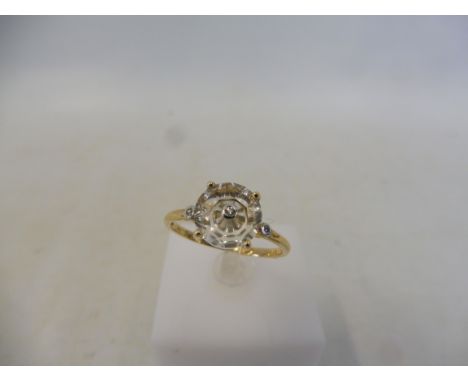 A Glenn Lehrer Torus 9K gold ring set with three small diamonds, the centre one in quartz, size R to S, approx 1.9g.