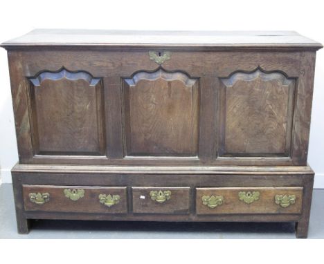 18TH CENTURY WELSH OAK AND ELM COFFER having moulded edge top with bar hinges over elm pointed arch ogee panels to the front 