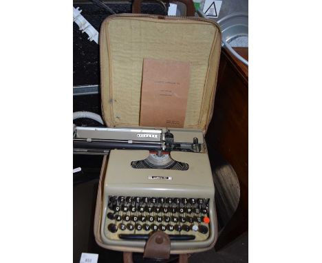 Olivette Lettera 22 typewriter, cased