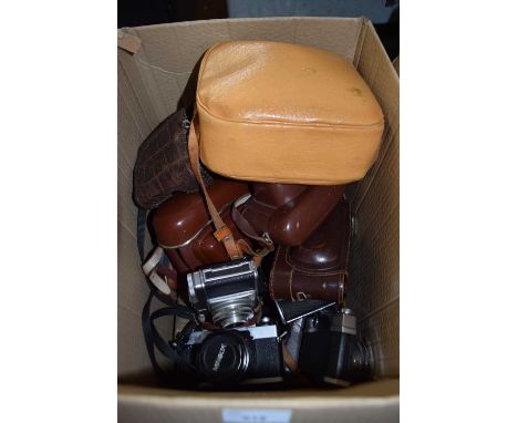 Box of assorted cameras to include Minolta, Hellina and others