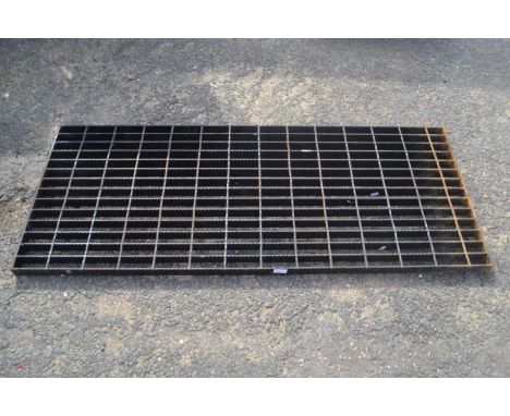 Metal grate, approx 138cm wide