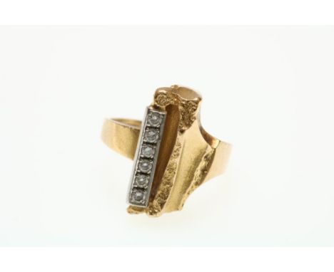 A golden ring mounted with brilliants ca. 0.30ct. gr.w. 7.7gr. 750/000, size 16.5Gouden fantasie ring bezet met diamant brilj