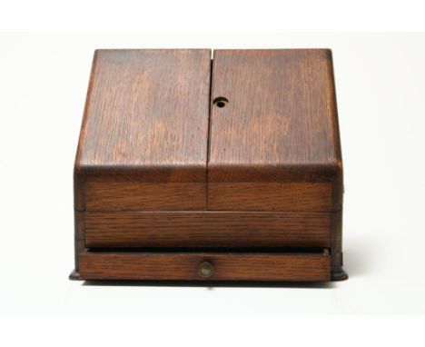 Writing box with letter holder and inkwell, h 25 x b 30 x d 17  cm.Eiken schrijfkist met postvak, pennenbakje en inktpot. h. 
