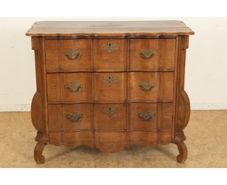 Oak Louis XV-style commode with 3 drawers, 19th century, h. 74,  w. 90, d. 46 cm.Eiken Louis XV-stijl commode met 3 orgelgebo