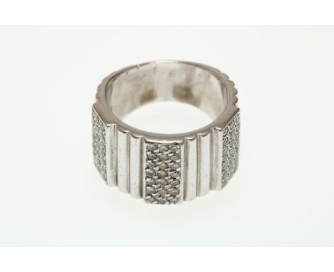 A white golden ring with brilliants 0.60 (put measured) gr.w.  18gr.Witgouden geribbelde bandring bezet met pave diamant  bri