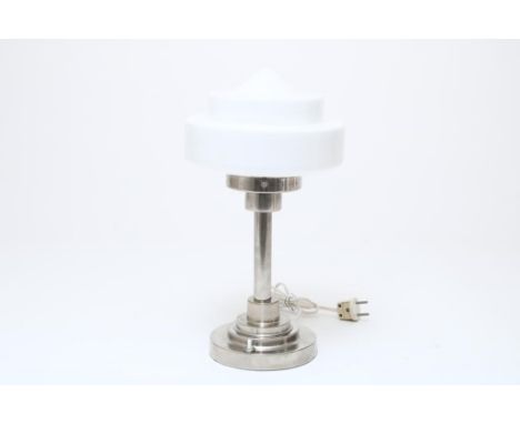 Art Deco table lamp on chrome base and opaline shade, h. 40 cm.Art Deco tafellamp op verchroomde voet en opaline kap, h. 40 c