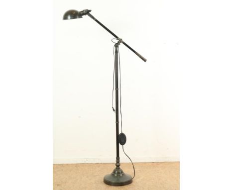 Partly wooden reading floor lamp, with brass lampshade en foot,Deels houten staande verstelbare leeslamp met messing kap en  