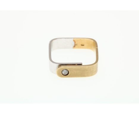Bicolor golden ring square, mounted with brilliant 0.06ct. size  17Bicolor gouden gematteerde ring vierkant bezet met  brilja