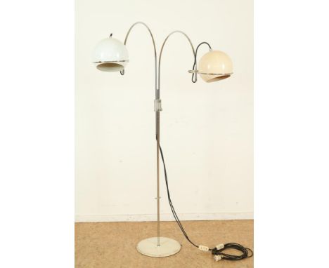GEPO design lamp, 70's, h. 146 cm.Verchroomde dubbele GePo booglamp met 2 lichtbollen, ontwerp  Gebroeders Posthuma Holland u