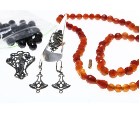 Assorted lot jewelleryLot sieraden, waarbij carneolen snoer,losse granten, gouden  slotje, zilveren ring, broche en oorhanger