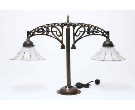 Copper library lamp with 2 glass shades, h. 48 cm.Koperen bibliotheek lamp met 2 glazen kappen, h. 48 cm.
