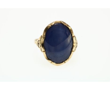 Gold ring set with blue colored stone with asterism, 585/000, br.wt. 4.7gr.Gouden ring bezet met blauwe stersaffier, 585/000,