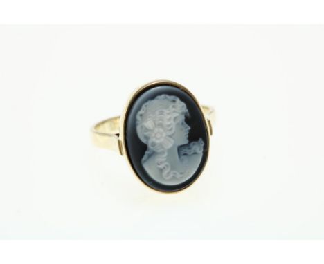 A yellow golden ring with signet, 585/000, 4.4 gr.Geelgouden ring bezet met grijze lagensteen met silhouet van  vrouwen hoofd