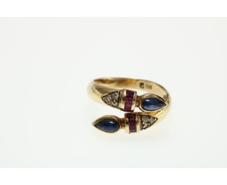 A golden ring with ruby, sapphire and brilliants, size 17Gouden slagring bezet met blauwe saffier cabochon slijpsel, cushion 