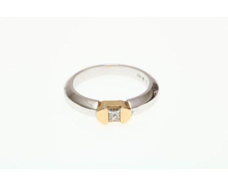Bicolor golden ring with cushion cut diamond ca. 0.12ct.,gr.w.  6.2 gr. size 17Bicolor gouden solitairring bezet met cushion 