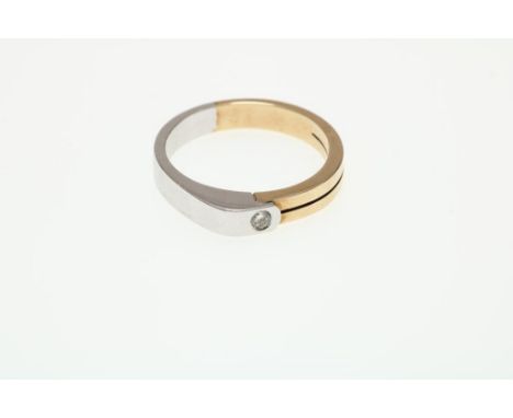 Bicolor golden ring mounted brilliant 0.05ct. size 17Bicolor gouden ring bezet met diamant briljantslijpsel, 0.05ct.  br.gew.