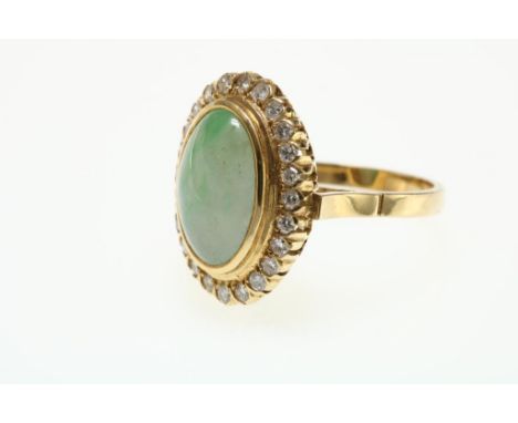 A yellow golden ring mounted with Jade and brilliants.Geelgouden ring bezet met cabochon jade entoure diamant  briljantslijps