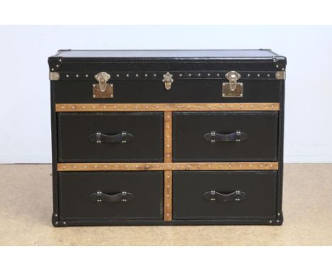 Black leather chest of drawers in the shape of a trunk, with 4  drawers and a lid. H. 89 cm W. 52 cm L. 122 cmZwartlederen co