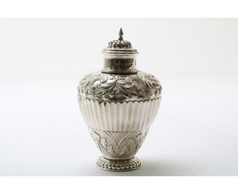 A silver tea caddy with english and dutch marks pseudo, gross  weiht 159 gr. h. 14 cm.Zilveren theebus met Engelse keuren en 